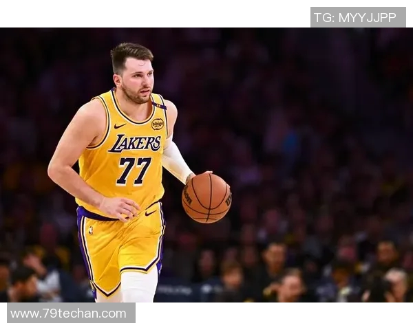 东契奇抢断妙传 詹姆斯上篮得手 东契奇抢断妙传 詹姆斯上篮得手